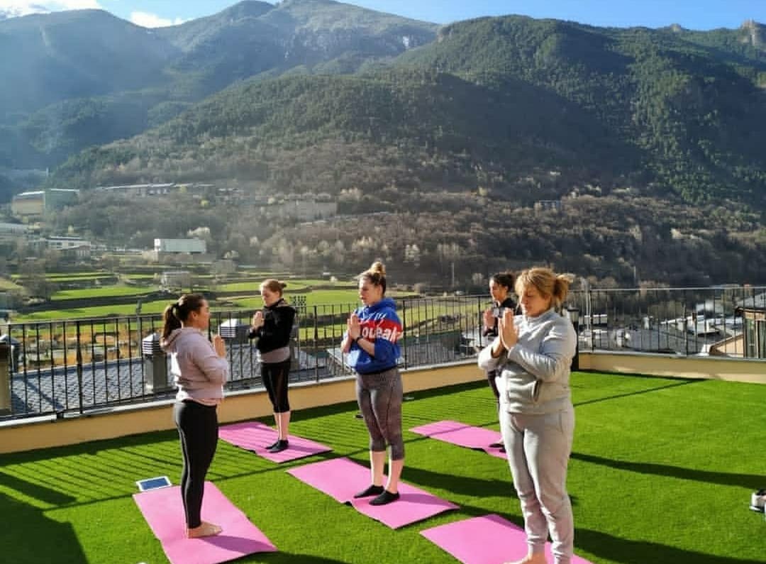 Práctica de Kundalini Yoga al aire libre en Andorra