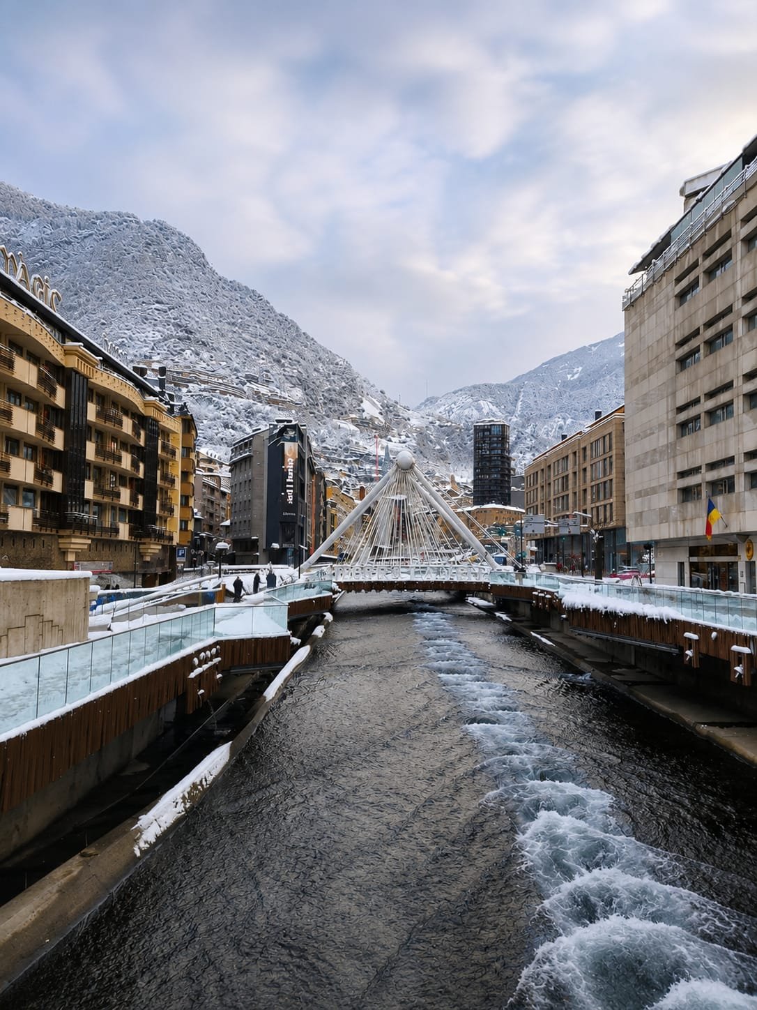 Andorra la Vella rodeada de montañas nevadas 